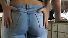 Cette Petite Salope En Tight Jeans Se Fait Peloter Le Cul.