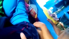 Sarrando pau duro do estudante sonolento